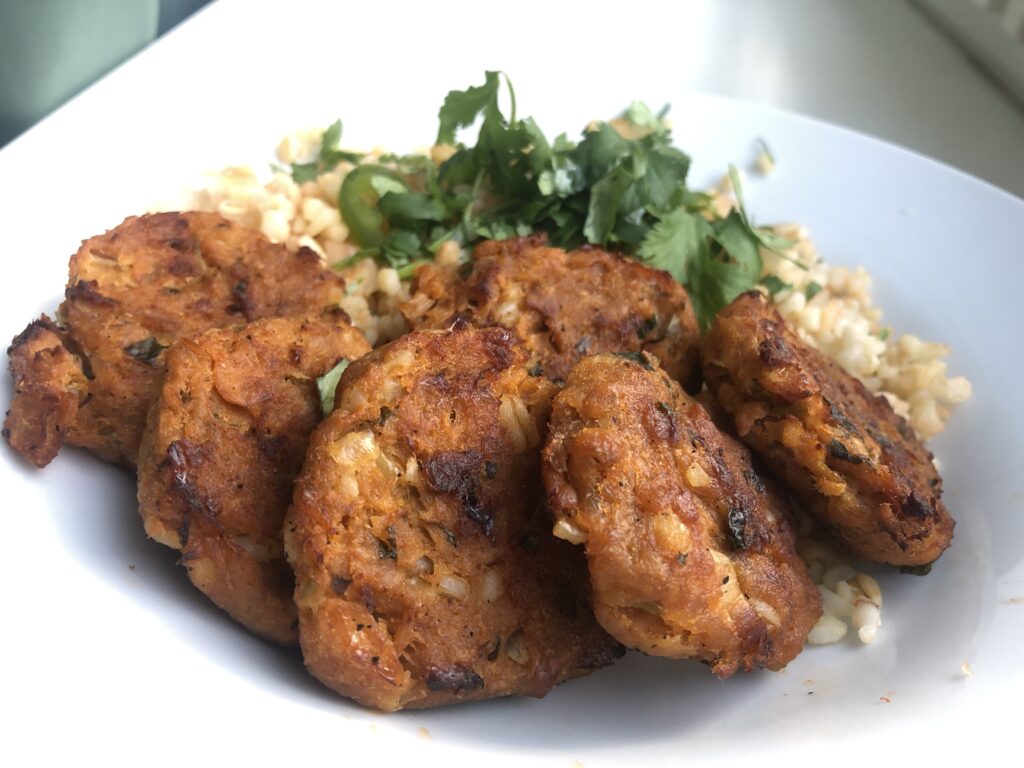 Tuna patties with bulgur salad