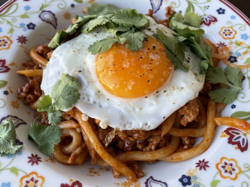 udon stir fry with mince meat ang a fried egg