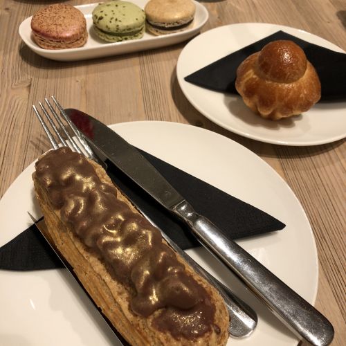 berlin pastry place choux desserts Du Bonheur eclair